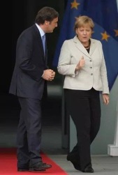 Primeiro Ministro português parece subserviente à mandatária alemã, Angela Merkel.